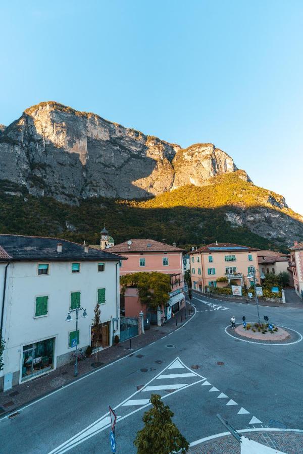 Albergo Caffe Centrale Mezzocorona Exterior foto
