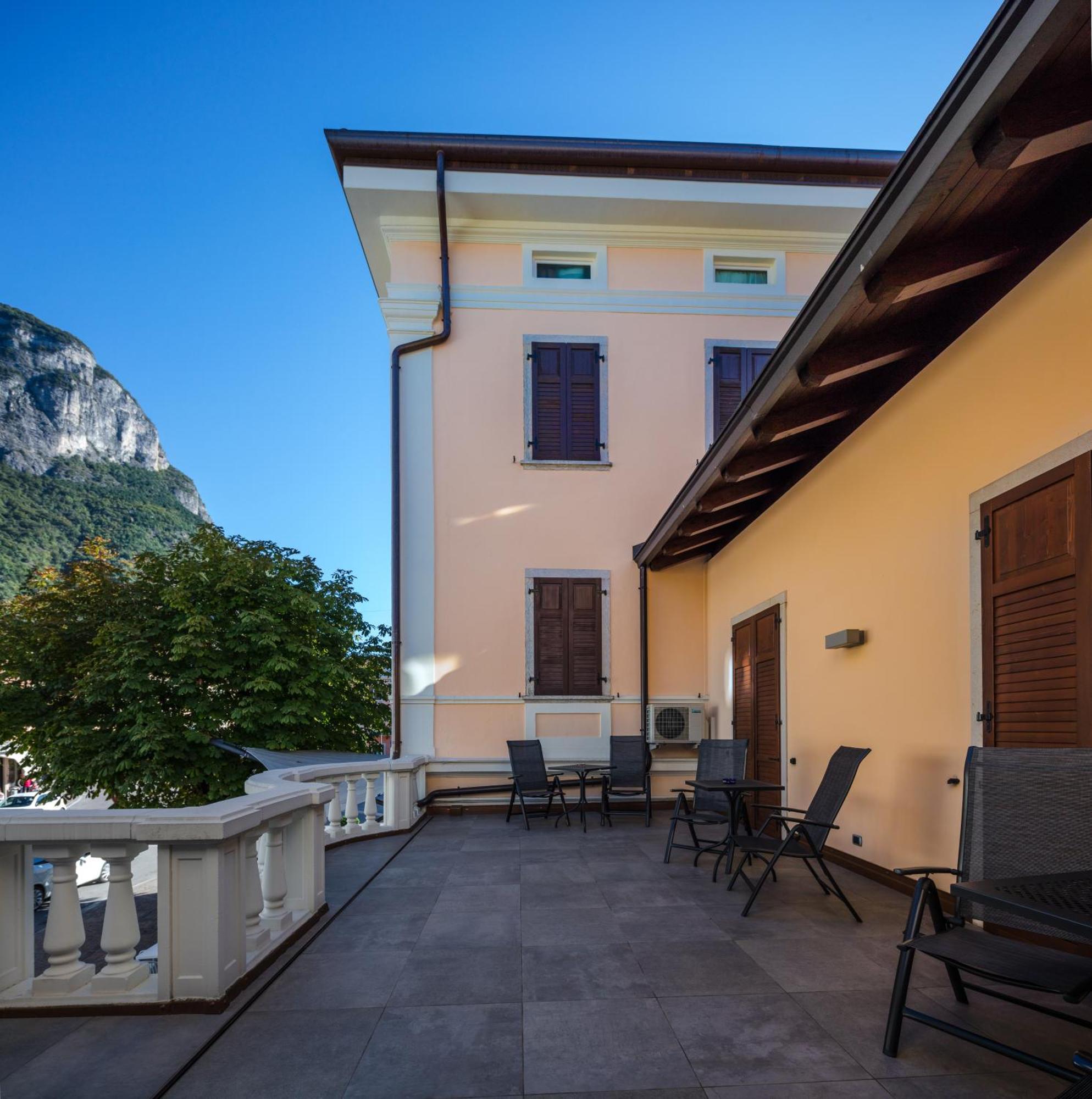 Albergo Caffe Centrale Mezzocorona Exterior foto